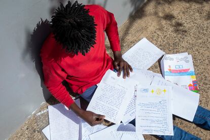 Prince reads letters he received from students in Avilés, near the center for unaccompanied migrant minors in Gran Canaria.