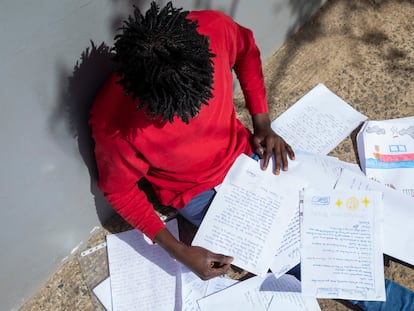 Prince reads letters he received from students in Avilés, near the center for unaccompanied migrant minors in Gran Canaria.