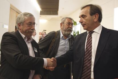 Ignacio Fernández Toxo saluda a José Antonio Alonso en presencia de Cándido Méndez, durante la reunión del Congreso.