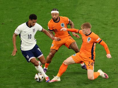 Jude Bellingham junto a Memphis Depay  y Jerdy Schouten durante el partido de fútbol de semifinales.