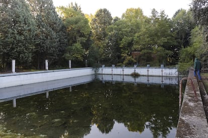 Una persona observa el estado de la anteriormente solicitada piscina olímpica del cuartel.