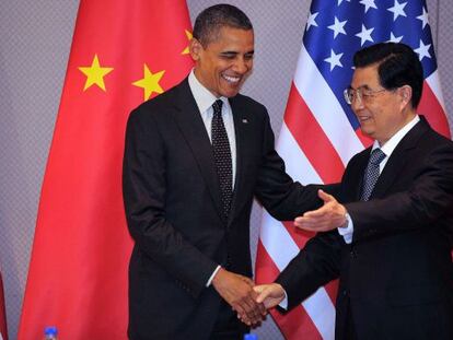 El presidente Barack Obama saluda a su homólogo chino, Hu Jintao, durante una reunión bilateral en el marco de la cumbre de seguridad que comienza hoy en Seúl.