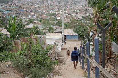 Vistas del barrio Nelson Mandela desde Mirador de Cartagena, un sector del barrio Cerros de Albornoz, en Cartagena de Indias, Colombia.