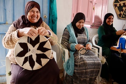 Las mujeres de la cooperativa Nissae Badis fabrican objetos a partir del palmito y la lana, como cestos, sombreros, salvamanteles, posavasos. 