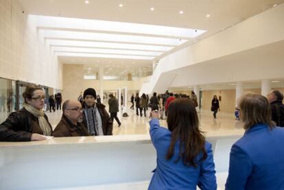 Varios pacientes reciben información en el gran vestíbulo del nuevo hospital La Fe en Malilla, ayer.