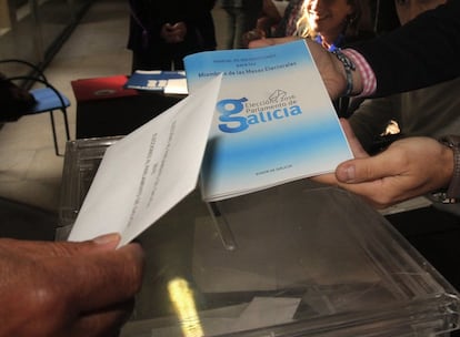 Un hombre ejercita su derecho al voto en un colegio electoral de Santiago de Compostela, en las elecciones, que no sólo decidirán el futuro del gobierno autonómico sino que pueden ser decisivas a la hora de despejar el panorama político nacional.