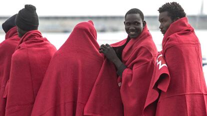 Varios de los inmigrantes rescatados, este martes en el Puerto de M&aacute;laga.