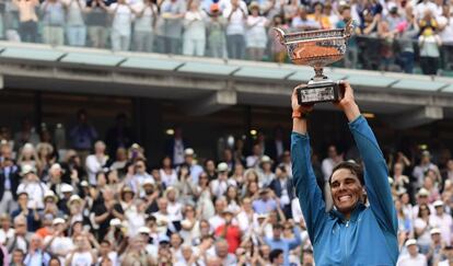 Nadal eleva la Copa de los Mosqueteros en París.