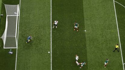 Hirving Lozano, marca el primer gol de la selección de México a Alemania.