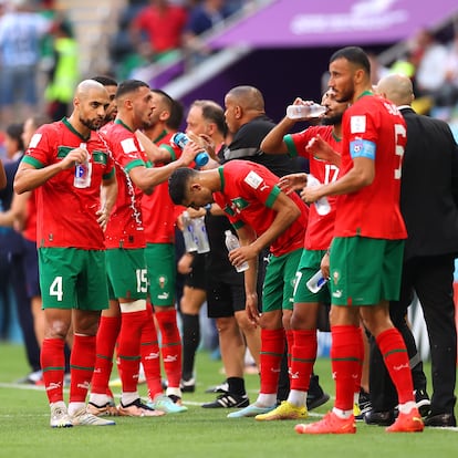 AL KHOR, QATAR - NOVEMBER 23: Morocco players take a drink during the FIFA World Cup Qatar 2022 Group F match between Morocco and Croatia at Al Bayt Stadium on November 23, 2022 in Al Khor, Qatar. (Photo by Michael Steele/Getty Images)