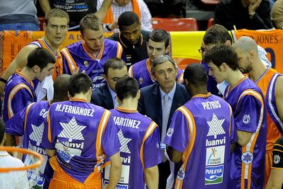 Svetislav Pesic (en el centro) da instrucciones a los jugadores del Power Electronics Valencia.