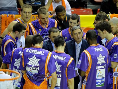 Svetislav Pesic (en el centro) da instrucciones a los jugadores del Power Electronics Valencia.