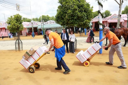 Repartidores en la Feria de abril de Sevilla, el pasado 7 de mayo.