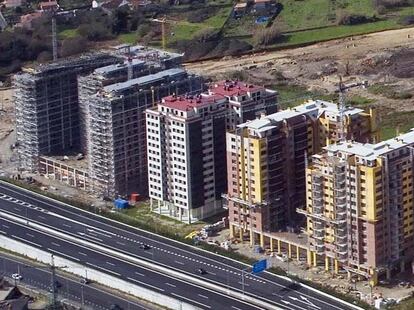 Edificio de Construcuatro, en el centro, durante el periodo de urbanización del polígono de Navia en Vigo.