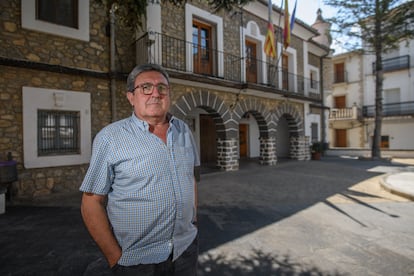 El primer teniente de alcalde de Bejís, Paco Cortés, frente el Ayuntamiento, este jueves.