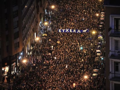 Decenas de miles de personas exigieron el fin de la dispersión de los presos de ETA, en Bilbao.