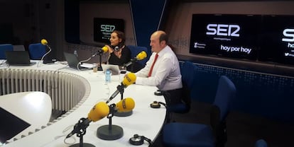 Andoni Ortuzar y Pepa Bueno durante la entrevista en la Cadena SER.