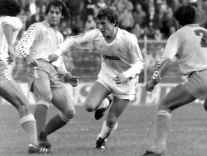 Butragueño, rodeado de defensores del Cádiz, en su debut con el Madrid en febrero de 1984. / PABLO JULIÁ