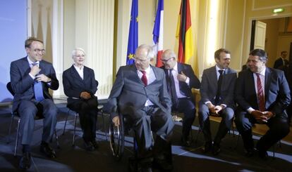 El presidente del Bundesbank, Jens Weidmann, la primera vicegobernadora del Banco de Francia, Anne de Lorier, el ministro alemán de Finanzas, Wolfgang Schaeuble, su homólogo francés, Michel Sapin, el titular francés de Economía, Emmanuel Macron, y su homólogo alemán, Sigmar Gabriel, en Berlín el 2 de diciembre