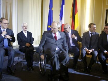 El presidente del Bundesbank, Jens Weidmann, la primera vicegobernadora del Banco de Francia, Anne de Lorier, el ministro alemán de Finanzas, Wolfgang Schaeuble, su homólogo francés, Michel Sapin, el titular francés de Economía, Emmanuel Macron, y su homólogo alemán, Sigmar Gabriel, en Berlín el 2 de diciembre