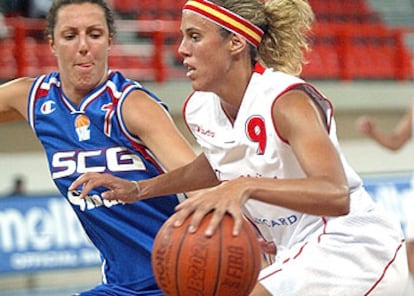 Amaya Valdemoro, con el balón, y Lara Mandic, de Serbia-Montenegro, en el partido de ayer.