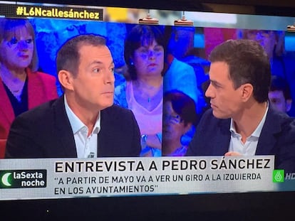 En 'laSexta noche', durante una entrevista a Pedro Sánchez apareció un letrero en el que se leía "a partir de mayo va a ver un giro a la izquierda...". @Enca_talavera captó el momento y lo tuiteó.