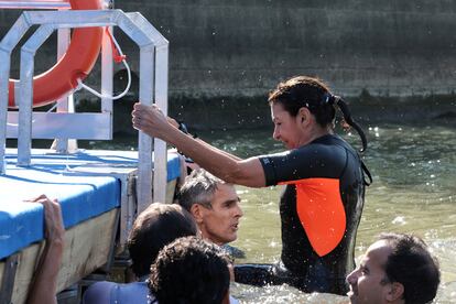 La alcaldesa de París, Anne Hidalgo, sale del río Sena tras la sesión de natación, este miércoles.
