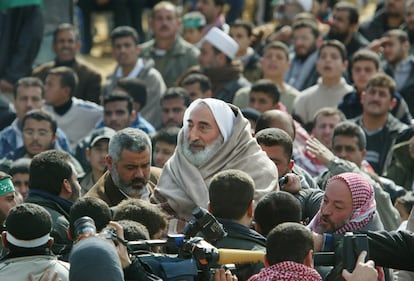 Ismail Haniya, a la izquierda de Ahmed Yassin (centro), fundador de Hamás, durante un mitin en el campo de refugiados de Jabalia (Gaza), en febrero de 2003.