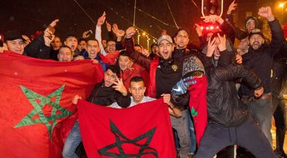 Aficionados de la selecci&oacute;n de f&uacute;tbol de Marruecos celebran la clasificaci&oacute;n en &Aacute;msterdam.