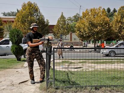 Un militar talibán hace guardia a las puertas de la embajada rusa en Kabul, este lunes.