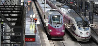 Dos trenes de alta velocidad de Renfe en la estación madrileña de Atocha.