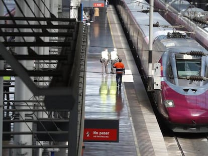 Dos trenes de alta velocidad de Renfe en la estación madrileña de Atocha.