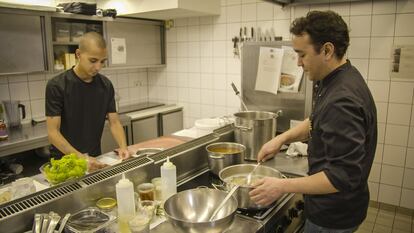 Cocineros del 'biohotel' Almodóvar, en Berlín, preparan un plato de comida ecológica a base de garbanzos. 