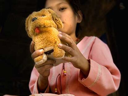 S. M., niña birmana de nueve años y enferma de sida, en un campamento de refugiados en Tailandia.