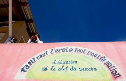 En el colegio público de Furcy, a las afueras de Puerto Príncipe, hay escrito con pintura un lema en la pared: Tanto vale la escuela, tanto vale la nación. Sin embargo, la mayoría de los profesores de Haití no cuenta con una cualificación adecuada, lo que redunda en una falta de calidad del sistema.