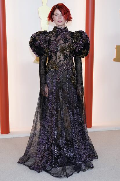Jessie Buckley (Ellas hablan), se apuntó a la moda gótica con este vestido transparente negro y con bordados metalizados de Rodarte.