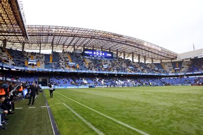 Una ligera llovizna cubre el estadio de Riazor.