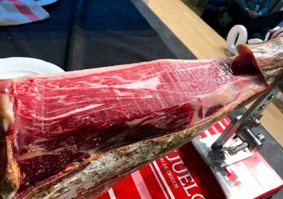 JAMÓN SOBRE EL CEPO TRADICIONAL / CAPEL