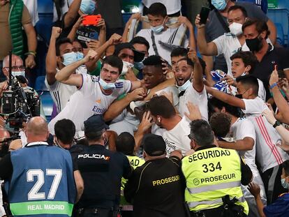 Los aficionados abrazan a Vinicius, que saltó a la grada a celebrar su gol al Celta.