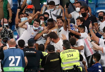 Los aficionados abrazan a Vinicius, que saltó a la grada a celebrar su gol al Celta.