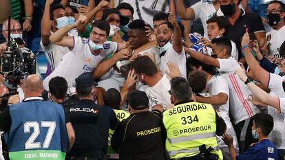 Los aficionados abrazan a Vinicius, que saltó a la grada a celebrar su gol al Celta.
