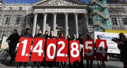 Promotores de la ILP antidesahucios muestran ante el Congreso el número de firmas recogidas