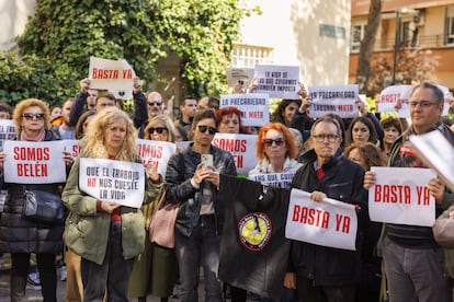 Protestas de educadores sociales en Zaragoza para expresar su condena por el asesinato este lunes en Badajoz de la profesional María Belén C.F. y para exigir más medios públicos para desarrollar su trabajo con seguridad, este miércoles.