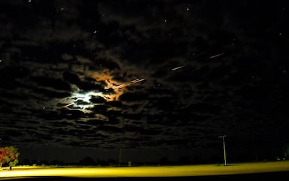 Imagen del regreso de la cápsula de 'Hayabusa' con las muestras del asteroide Itokawa. Cayó sobre el desierto en Australia