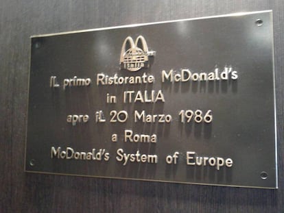 La placa que indica que el restaurante McDonalds en Piazza di Spagna en Roma es el primero que se abrió en Italia. Una muy parecida luce en el McDonalds de Gran Vía en Madrid debido a que fue el primero en España.