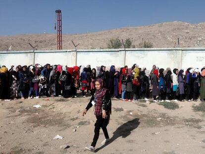 Mujeres afganas guardan fila para votar, este domingo en Kabul.