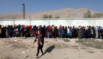 Mujeres afganas guardan fila para votar, este domingo en Kabul.