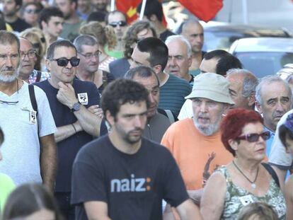 Otegi, con gafas de sol en el centro, en una manifestación en San Sebastián ayer.