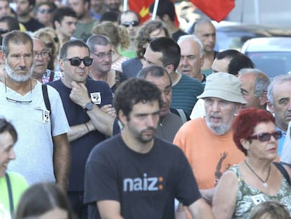 Otegi, con gafas de sol en el centro, en una manifestación en San Sebastián ayer.