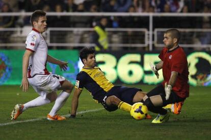 Diego Costa supera Rubén / JUAN MEDINA (REUTERS)